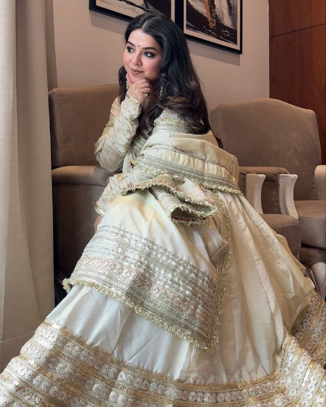 SHRUTI OFF WHITE COLOUR TRENDING ANARKALI SUIT SET